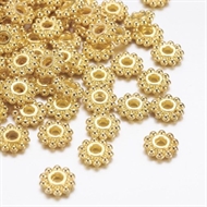 150 forgyldte mellemrums perler med flade blomster. 6,5 x 2 mm
